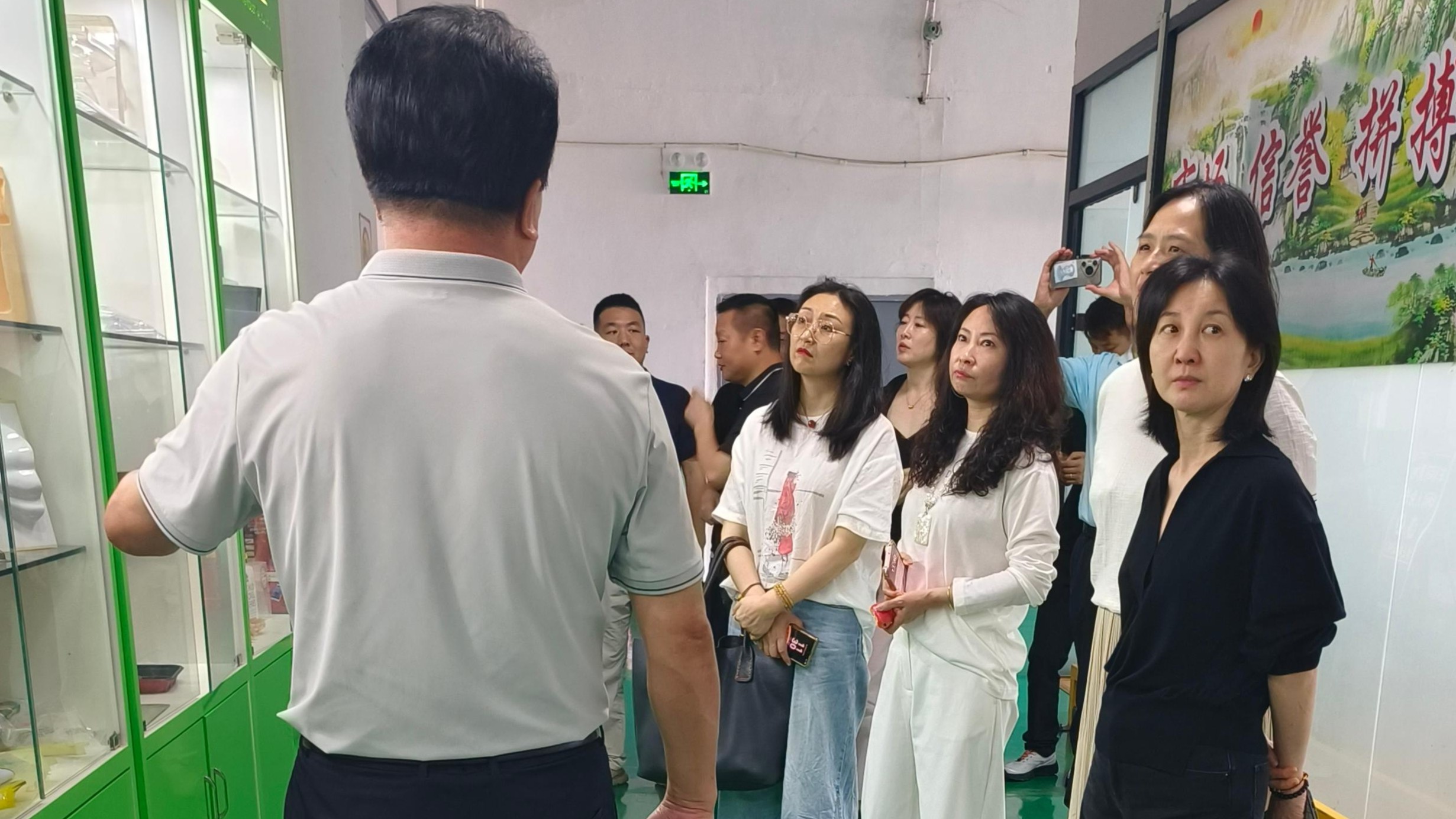 各省市驻沪办领导莅临我司参观考察，实地了解吸塑包装生产情况